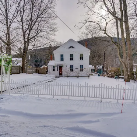 Hike, Fish & Ski: Riverside Barn Loft in Lee