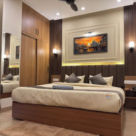 Vaidik Palace - 800 mtr from Prem Mandir