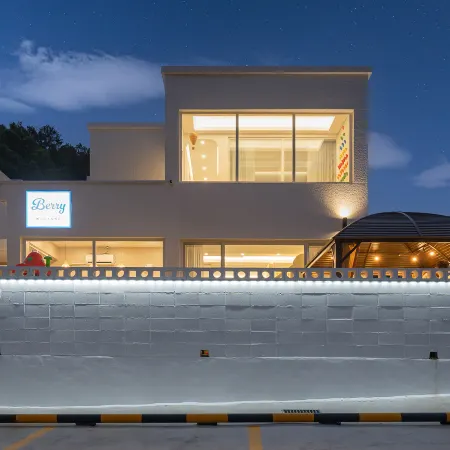 Gyeongju Berry Kids Pool Villa Отели рядом с достопримечательностью «Храм Голгулса»