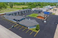 Deluxe Inn & Suites by OYO Miami OK - parking