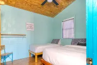 Charming 2-bedroom cabin right on the Frio River - Cabin #1 - Feriehus