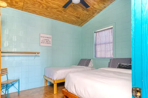 Charming 2-bedroom cabin right on the Frio River - Cabin #1 - 小木屋
