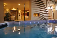 Maas en Waal Wellness & Suites - С бассейном