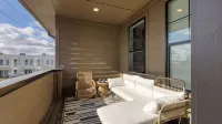 Minutes to Broadway Chic Newly Built 4Bdr w Balcony 98 Degrees by AvantStay