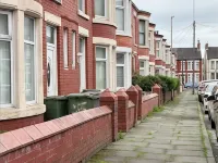 Spacious 4BR House, Garden Retreat, Parking Hotels in Wallasey
