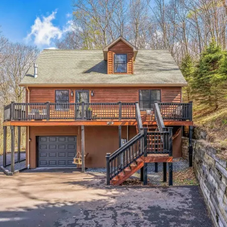 'The Eagles Nest at Alpine' Cabin w/ Fireplace!