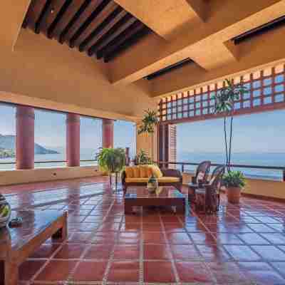 STUNNING 3 BR & 3BA SOUTH SHORE BEACHFRONT RESIDENCE! Others