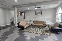 Super 8 by Wyndham Kansas City - parking