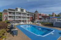 Inn on the Lake - Pools