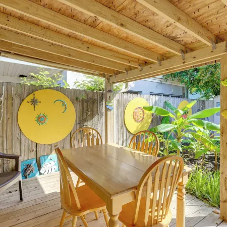 Deck, Fire Pit and Grill Port Isabel Home!