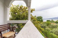 Kamari Beach Hotel - Bergblick