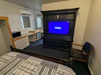 Majestic Rockies Motel - parking