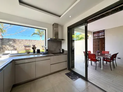Modern villa nestled in its tropical garden Hoteles en Pereybere