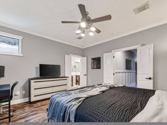 Skyline Views Rooftop Retreat Sleeps 8
