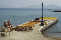 Alkistis Cozy by the Beach Apt. in Ikaria Island, Therma Ground Floor - parking