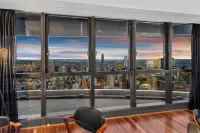 Skyhigh Executive! ~ 2Bed/2Bath/1Car/Views ~ CBD - vue sur la montagne