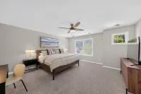 Cedar Lake 4br Home For 8 W/ Lake Views 4 Bedroom Home - homestay