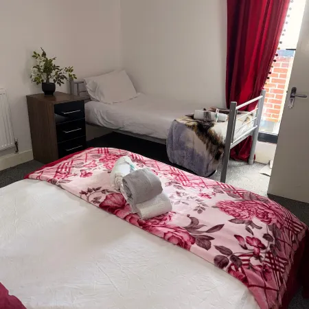 1 Bedroom Flat Apartment with Hot Tub on the Balcony & City View, Sleeps 4Ppl