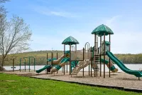Poconos Pines Escape Sauna Hot Tub Playground - 4성급
