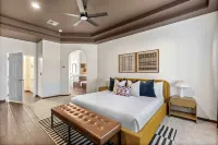 Luxury 6BR Retreat - Pool BBQ Theater and Games - 방갈로