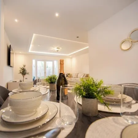 Luxurious 4 Bed House - Close to Windsor Castle!