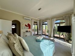 Algarve Stunning Villa by Homing