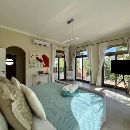 Algarve Stunning Villa by Homing