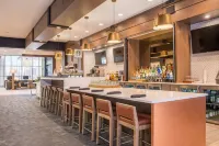 DoubleTree by Hilton Lafayette East - С баром