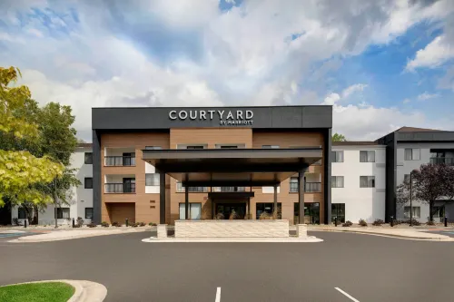 Courtyard Grand Rapids Airport - parking