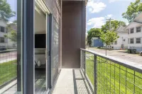 Landing Amazing 2bd, Courtyard, Clubhouse - Homestays
