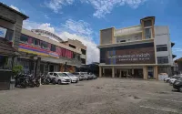 布米馬克穆爾英達酒店 - 停車場