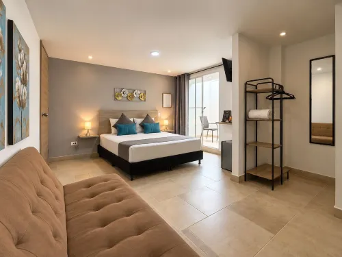 Hotel 12 Nights - Parking
