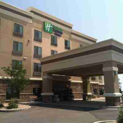 Holiday Inn Express & Suites Pueblo North Hotel Exterior