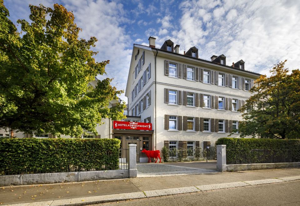 스위스 나이트 바이 파스빈드의 깔끔한 로비 및 체크인 공간