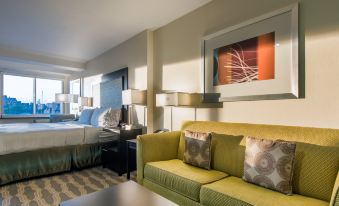 Holiday Inn Express & Suites Colorado Springs Central - Housity
