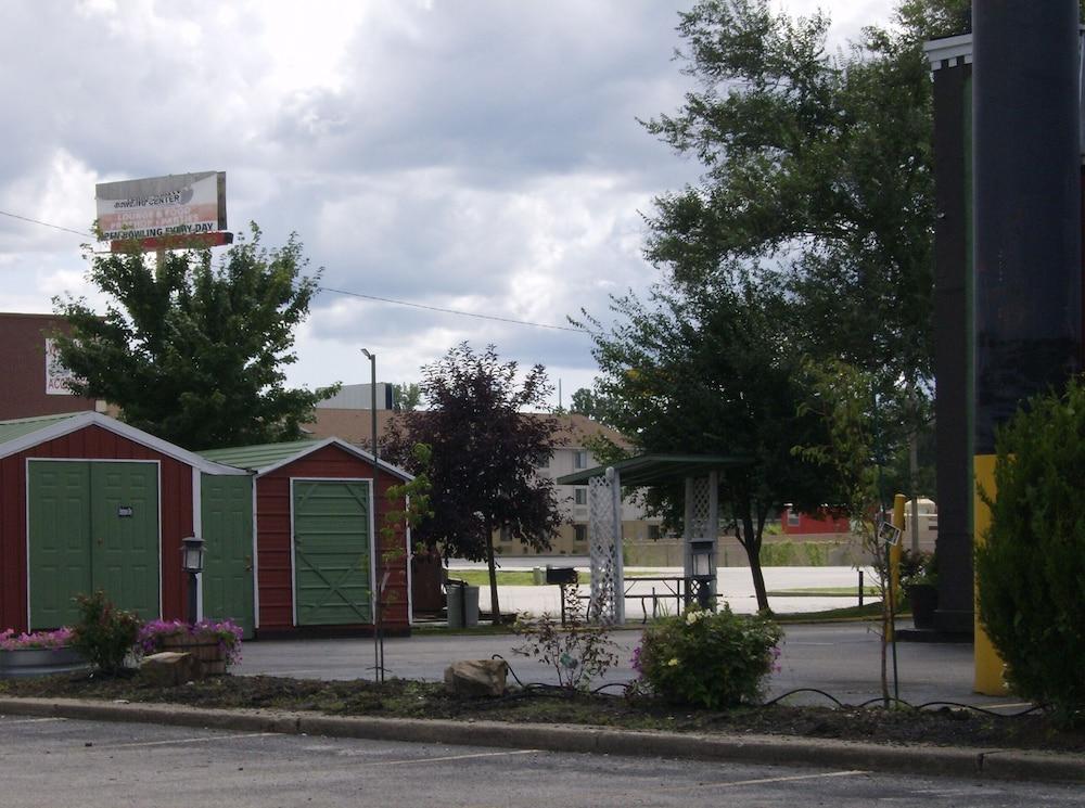 Days Inn & Suites by Wyndham Terre Haute