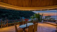 Fully Staffed, Beach Frontage Luxury Villa