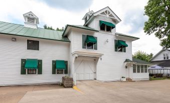 Carriage House Bed & Breakfast