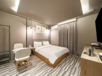 ซาดัง ที ทรี โฮเทล โรงแรมใกล้สถานีขนส่งนัมบู