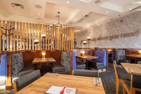 Sandman Hotel Red Deer Отели рядом с достопримечательностью «ENMAX Centrium»