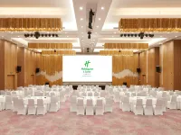 Holiday Inn & Suites SAIGON AIRPORT by IHG Hotels near District 12