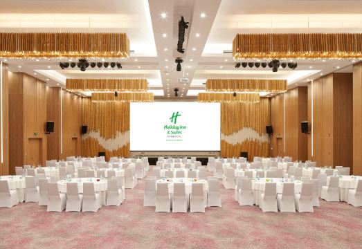 홀리데이 인 & 스위트 사이공 에어포트 수영장 야경