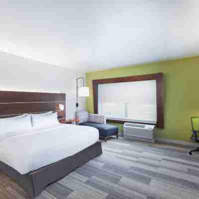Holiday Inn Express & Suites Chanute Rooms