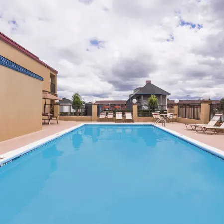 Days Inn & Suites by Wyndham Warner Robins Near Robins AFB
