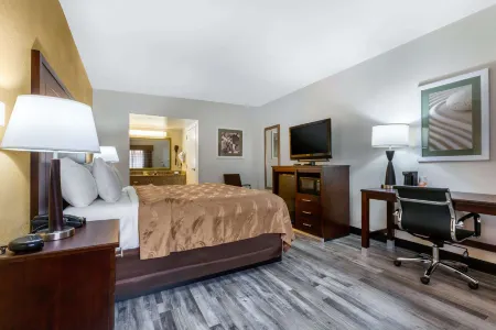 Quality Inn & Suites Near Downtown Mesa Отели рядом с достопримечательностью «Lake Ramada»
