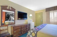 Super 8 by Wyndham Talladega Al - parking