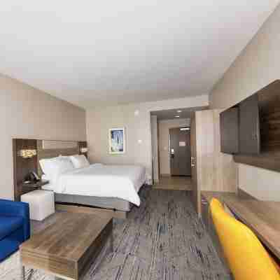 Holiday Inn Express & Suites Harrisonburg – University Area Rooms