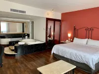 Holiday Inn & Suites Guadalajara Centro Historico Отели рядом с достопримечательностью «Inmolación a Quetzalcóatl»