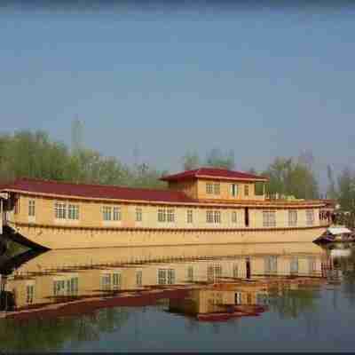 Mascot Houseboats Hotel Exterior