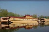 Mascot Houseboats